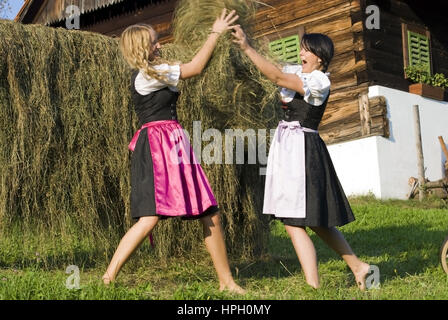 Modell veröffentlicht, Zwei Junge Frauen Im Dirndl Bei der Heuarbeit - Frauen im Dirndl Heu-Ernte Stockfoto