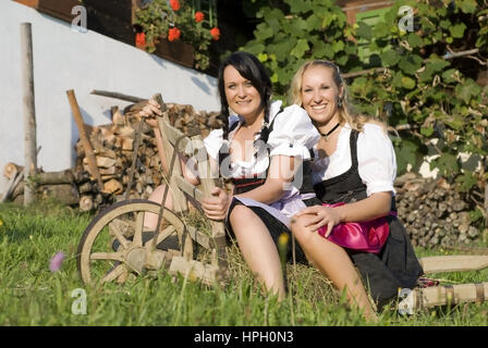 Modell veröffentlicht, Zwei Junge Frauen Im Dirndl Mit Schubkarre - Frauen im Dirndl mit Schubkarre Stockfoto