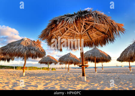 Erstaunlichen tropischen Urlaub. Sonnenschirme am Strand. Tropisches Paradies. Karibik. Punta Cana. Dominikanische Republik Stockfoto