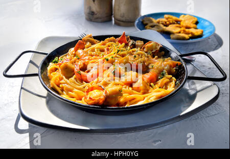 Pasta mit Meeresfrüchten. Spaghetti mit Muscheln, Garnelen, Meeresfrüchte-Cocktail. Dominikanische Republik Stockfoto