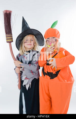 Model Release, Kinder Im Halloweenkostuem - Kinder Halloween-Kostüm Stockfoto