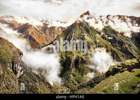 MACHU PICCHU, PERU - 31. Mai 2015: Blick auf die Sourronding Bergwelt der alten Inca Stadt Machu Picchu. Das 15. Jahrhundert Inka Website.'L Stockfoto