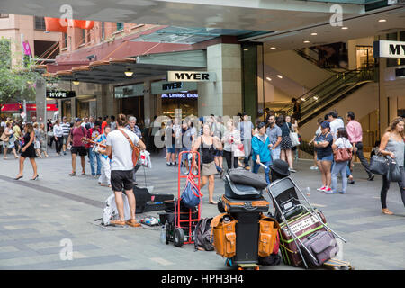 Männliche Busker Durchführung musikalisch in der Pitt Street Mall einkaufen Bezirk in Sydney City Centre, New-South.Wales, Australien Stockfoto