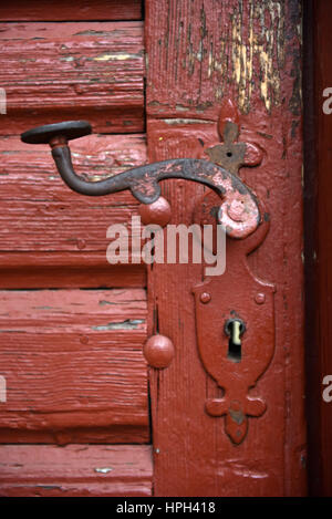 Ornamentale Vintage Eisen Türgriff auf eine Holztür Stockfoto