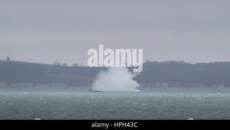 Royal Navy Ordnance Entsorgungsexperten zünden eine deutschen zweiten Weltkrieg 500lb Bombe bei Baggerarbeiten im Hafen von Portsmouth für neue Flugzeugträger der Royal Navy entdeckt. Stockfoto