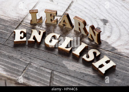 Untersuchen Sie die englische Sprache. Holzbuchstaben. Lernkonzept Stockfoto