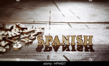 Wort Spanisch mit Holzbuchstaben gemacht. Sprache Lernkonzept Stockfoto