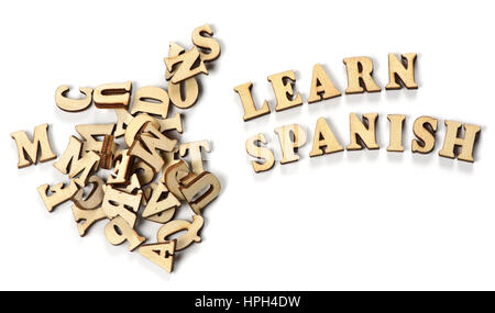 Lernen Sie Spanisch Konzept. Holzbuchstaben auf weißem Hintergrund Stockfoto