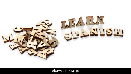 Lernen Sie Spanisch Konzept. Holzbuchstaben auf weißem Hintergrund Stockfoto