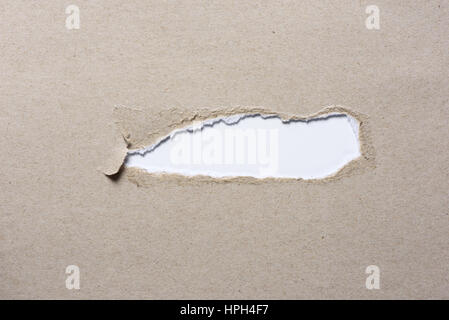Zerrissenes Loch in das Blatt Papier. Textfreiraum Stockfoto