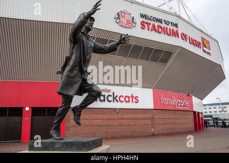 Statue des ehemaligen Manager Bob Stokoe außerhalb das Stadium of Light, Sunderland mit Club stehen im Hintergrund Stockfoto