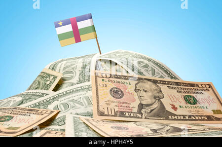 Die nationale Flagge der Zentralafrikanischen Republik festhalten in einem Haufen von US-Dollar. (Serie) Stockfoto