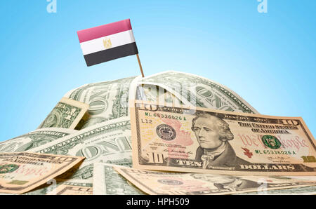 Die Nationalflagge Ägyptens ragte in einem Haufen von US-Dollar. (Serie) Stockfoto