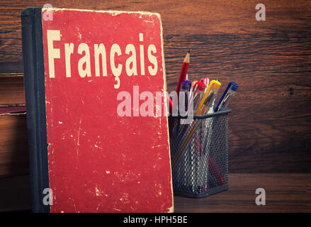 Französische Lernkonzept. Buch auf einem hölzernen Hintergrund Stockfoto