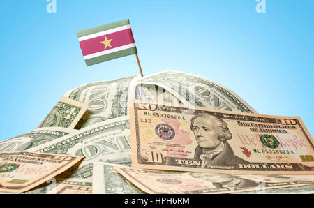 Die Nationalflagge von Suriname kleben in einem Haufen von US-Dollar. (Serie) Stockfoto