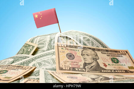 Die Nationalflagge von China kleben in einem Haufen von US-Dollar. (Serie) Stockfoto