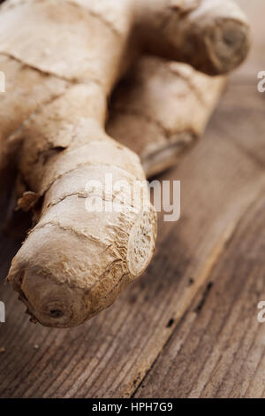 Frische Ingwerwurzel auf einem rustikalen Holztisch, Kochen und würzen Konzept Stockfoto