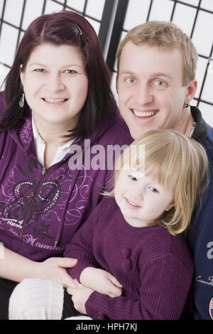 Vater, Mutter, Tochter, Familienfoto - Familienporträt, Modell veröffentlicht Stockfoto