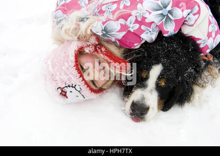 Näher Mit Hund Im Schnee - Mädchen mit Hund im Schnee, veröffentlichte Modell Stockfoto