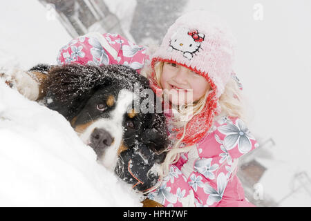 Näher Mit Hund Im Schnee - Mädchen mit Hund im Schnee, veröffentlichte Modell Stockfoto