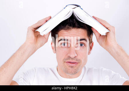 Mann Mit Buch bin Kopf - Mann mit einem Buch auf Kopf, Modell veröffentlicht Stockfoto
