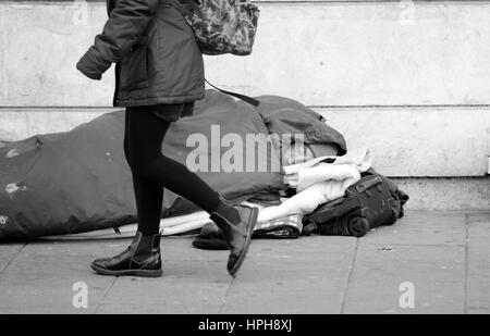 Obdachlosen Mann der Straße auf Straßen von Brighton als Passant von letzten Wanderungen Stockfoto