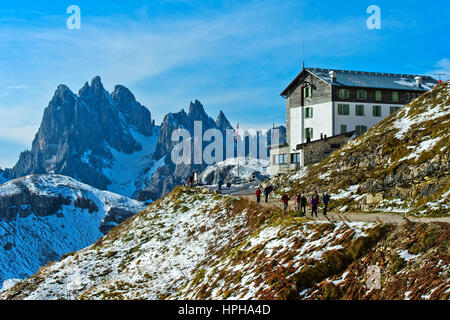 Berghaus Rifugio Auronzo auf dem Wanderweg von der drei Zinnen Runden gehen, Sextener Dolomiten, Südtirol, Italien Stockfoto