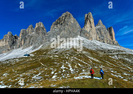 Wanderer an der Südwand der drei Zinnen Berge, Sextener Dolomiten, Südtirol, Trentino-Alto Adige, Italien Stockfoto