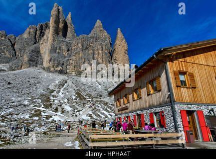 Berghütte Rifugio Lavaredo am Fuße der drei Zinnen Berge, Sextener Dolomiten, Südtirol, Trentino-Alto Adige, Italien Stockfoto