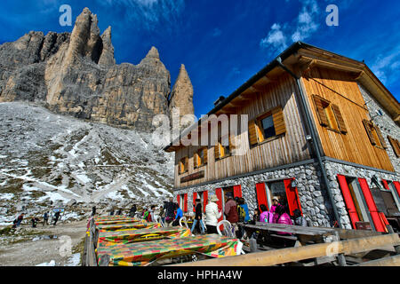 Berghütte Rifugio Lavaredo am Fuße der drei Zinnen Berge, Sextener Dolomiten, Südtirol, Trentino-Alto Adige, Italien Stockfoto