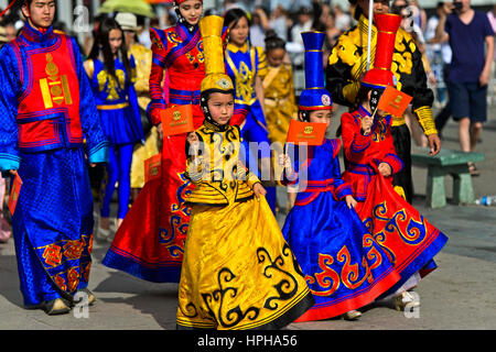 Kinder und Jugendliche in traditionelle Deel Kostüme, mongolischen National Kostüm Festival, Ulaanbaatar, Mongolei Stockfoto