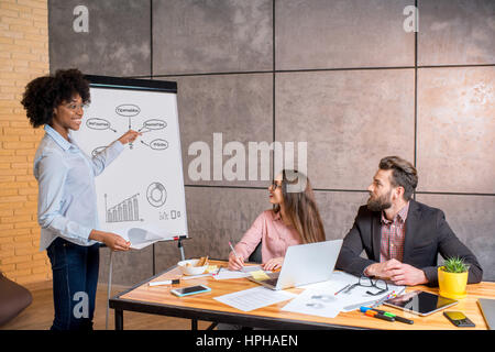 Mitarbeiter, die drinnen zusammenarbeiten Stockfoto