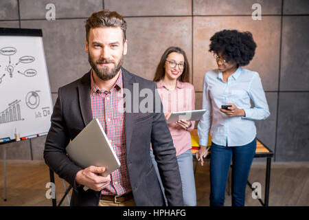 Das Unternehmer Porträt im Büro Stockfoto