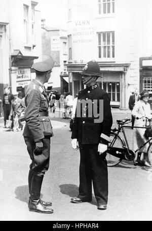 Das Bild der Nazi-Propaganda zeigt eine Straßenszene mit einem deutschen Wehrmachtssoldaten und einem britischen Soldaten auf dem Ärmelkanal Jersey, nachdem die Deutschen die Insel besetzt hatten. Das Foto wurde im Juli 1940 veröffentlicht. Fotoarchiv für Zeitgeschichte - KEIN KABELDIENST - | weltweite Nutzung Stockfoto