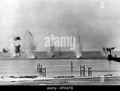 Das Propagandabild der Nazis zeigt die Auswirkungen von Schüssen aus einer deutschen Flugabwehrbasis der Wehrmacht (vermutlich auf dem Atlantik). Veröffentlicht im Juli 1942. Fotoarchiv für Zeitgeschichte - KEIN KABELDIENST - | weltweite Nutzung Stockfoto