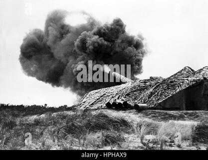 Das Propagandabild der Nazis zeigt das Abfeuern einer deutschen Wehrmacht-schweren Waffe an der Küste der Westfront. Veröffentlicht im November 1942. Fotoarchiv für Zeitgeschichte - KEIN KABELDIENST - | weltweite Nutzung Stockfoto