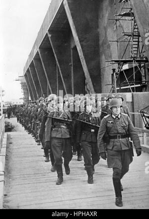 Das Bild der Nazi-Propaganda zeigt deutsche Wehrmachtssoldaten in einem Bunkergebiet an der Atlantischen Mauer. Veröffentlicht im Juni 1944. Fotoarchiv für Zeitgeschichte | weltweite Verwendung Stockfoto
