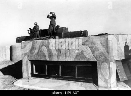 Das Bild der Nazi-Propaganda zeigt deutsche Wehrmachtssoldaten, die den Himmel in einem schweren Anti-Flugzeug-Artillerie-Kommandobunker an der niederländischen Küste beobachten. Veröffentlicht im März 1944. Fotoarchiv für Zeitgeschichte - KEIN KABELDIENST - | weltweite Nutzung Stockfoto