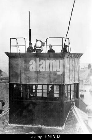 Die NS-Propaganda-Bild zeigt eine deutsche Wehrmacht Krieg-Marine-Signalstation an der besetzten Atlantikküste. Im Februar 1942 veröffentlicht. Ein Nazi-Reporter hat auf der Rückseite des Bildes am 19.02.1942, geschrieben "Signal Station auf dem Dach. Über den Dächern von einer Militärbasis wurde eine Signalstation für die Kriegsmarine gebaut. In ununterbrochen Tag und Nachtschichten, eingehende und abgehende Schiffe sowie verankert sind, können Kontakt mit denen auf dem Land. In der Abenddämmerung, wenn blinkende Lichter nicht mehr erkennbar sind, werden Nachrichten mit großen Morsecode Scheinwerfer kommuniziert. " Foto: Berliner Verlag Stockfoto