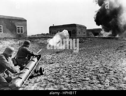 Die NS-Propaganda-Bild zeigt deutsche Wehrmacht Durchführung von Übungen mit einem Flammenwerfer auf der Atlantikwall. Im März 1944 veröffentlicht. Ein Nazi-Reporter hat auf der Rückseite des Bildes, geschrieben "Flammenwerfer auf der Atlantikwall. Mit allen Mitteln des Kampfes das ganze Jahr über im Feld erprobt sind die Besatzung des großen Verteidigungsanlagen auf der Atlantikwall bereit für einen feindlichen Angriff. Übungen mit Flammenwerfern zwischen Bunkern. Dunklen, dichte Wolken zu verbreiten, über den Bereich, in denen der tödlichen Strahl des Feuers geschossen. " Foto: Berliner Verlag / - kein Draht-SERVICE - Archiv | Nutzung-Welt Stockfoto