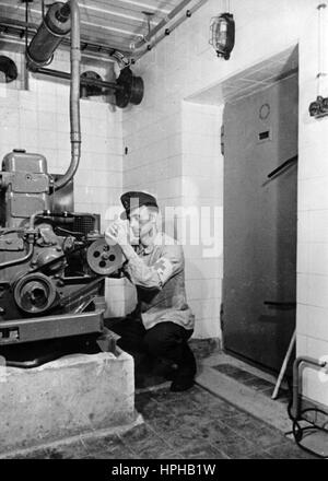 Das Bild der Nazi-Propaganda zeigt einen deutschen Wehrmachtssoldaten aus der medizinischen Abteilung, der ein Lüftungssystem in einem medizinischen Bunker an der Atlantischen Mauer überprüft. Veröffentlicht im Juni 1944. Ein Nazi-Reporter hat auf der Rückseite geschrieben: „Medizinische Dienste an der Atlantischen Mauer. Große Gesundheitsbunker an der Atlantischen Mauer haben ihre eigenen Licht- und Lüftungssysteme, die es Ärzten und medizinischem Personal ermöglichen, den Verwundeten eine angemessene, hygienische Versorgung zu bieten.“ Fotoarchiv für Zeitgeschichte - KEIN KABELDIENST - | weltweite Nutzung Stockfoto