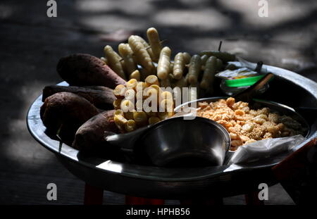 Burmesische Snacks zum Verkauf in einer Straße in Yangon Stockfoto