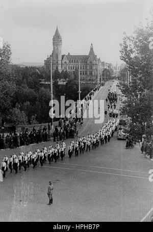 Das Bild der Nazi-Propaganda zeigt die erste Nazi-Kundgebung in Luxemburg (Stadt). Ein Nazi-Staatsreporter hat auf der Rückseite des Bildes von 28.09.1940 geschrieben: "Große Rallye in Luxemburg. Am Samstag erlebte Luxemburg, die Hauptstadt des ehemaligen Großherzogtums, seine erste Nazi-Rallye. - SA geht zum Ort der Kundgebung." Fotoarchiv für Zeitgeschichte - KEIN KABELDIENST - | weltweite Nutzung Stockfoto