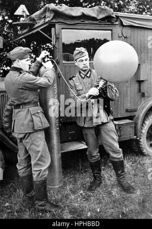 Das Bild der Nazi-Propaganda zeigt eine Licht- und Tontestbatterie im deutschen Wehrmachter-Artillerie-Beobachterbataillon, wo feindliche Waffen an der Westfront lokalisiert sind. Veröffentlicht im Dezember 1940. Ein Nazi-Reporter hat auf der Rückseite des Bildes auf 07.12.1940 geschrieben, 'bei der Licht- und Tontestbatterie. Ein Pilot, ein gasgefüllter Ballon, wird gefüllt. Mit seiner Hilfe können wertvolle Untersuchungen angestellt werden.“ Fotoarchiv für Zeitgeschichte - NICHT FÜR DEN KABELDIENST - | weltweite Verwendung Stockfoto