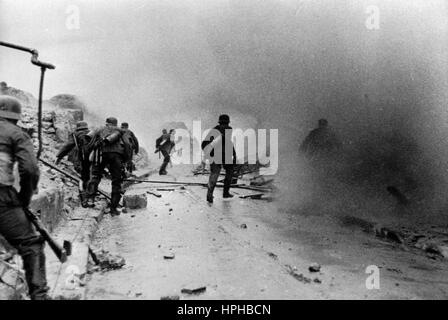 Das Bild der Nazi-Propaganda zeigt deutsche Wehrmachtingenieure, die eine städtische Kampfübung durchführen. Aufgenommen im Oktober 1940. Fotoarchiv für Zeitgeschichte - KEIN KABELDIENST - | weltweite Nutzung Stockfoto