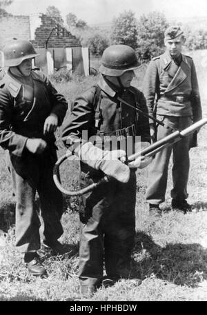 Das Bild der Nazi-Propaganda zeigt junge deutsche Soldaten mit einem Flammenwerfer an der Kanalküste. Aufgenommen im August 1943. Ein Nazi-Reporter hat auf der Rückseite des Bildes auf 14.08.1943 geschrieben: "Otto Flamethrower' Ruf ist fest etabliert in dieser Einheit von Panzeringenieuren an der Kanalküste. Er hat seine umfangreichen Erfahrungen in Polen, Frankreich und Russland gesammelt. Unermüdlich zeigt er seinen jüngeren Kameraden, wie man mit diesem gefährlichen Gerät umgeht." Fotoarchiv für Zeitgeschichte - KEIN KABELDIENST - | weltweite Nutzung Stockfoto