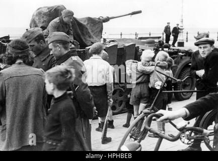 Das Bild der Nazi-Propaganda zeigt Soldaten einer deutschen Wehrmachtabwehr und einheimische Zivilisten an der Küste von Scheveningen in den besetzten Niederlanden. Aufgenommen im August 1940. Fotoarchiv für Zeitgeschichte - NICHT FÜR DEN KABELDIENST - | weltweite Verwendung Stockfoto