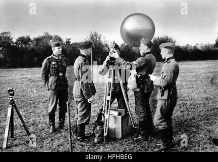 Das Bild der Nazi-Propaganda zeigt eine Licht- und Tontestbatterie, die zum Observation Artillery Bataillon gehört und feindliche Waffen an der Westfront aufspürt. Veröffentlicht im Dezember 1940. Ein Nazi-Reporter hat auf der Rückseite des Bildes auf 07.02.1940 geschrieben: "Licht- und Tontest Batterie. Sie hat wichtige Aufgaben zu erfüllen, darunter ist das leere Köppe. Hier wird ein „Pilot“ - ein gasgefüllter Ballon - herausgegeben. Mit seiner Hilfe werden wichtige Berechnungen möglich.“ Fotoarchiv für Zeitgeschichte - NICHT FÜR DEN KABELDIENST - | weltweite Verwendung Stockfoto