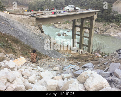 Die neue Brückenkonstruktion und Entwicklung, alte Trishuli Brücke zur Verbindung von Kathmandu und Pokhara in Nepal zu ersetzen. Stockfoto