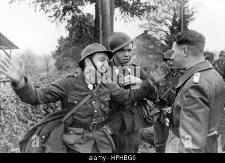 Das Bild der Nazi-Propaganda zeigt, wie belgische Soldaten während der Besetzung des Landes durch die deutsche Wehrmacht gefangen wurden. Veröffentlicht im Mai 1940. Fotoarchiv für Zeitgeschichte - NICHT FÜR DEN KABELDIENST - | weltweite Verwendung Stockfoto